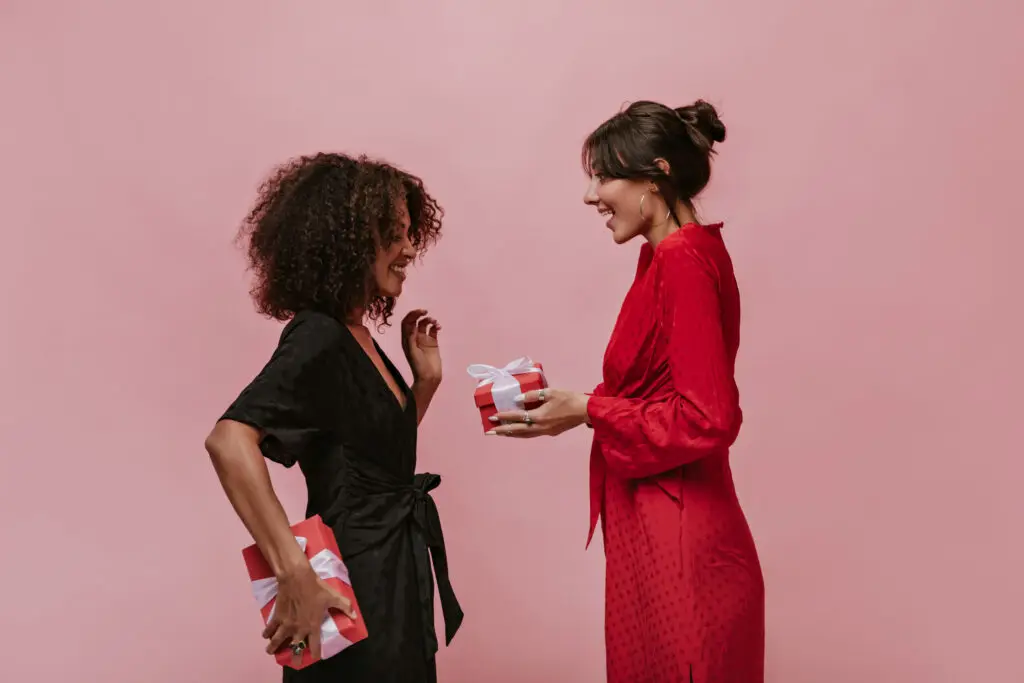 Le parrain et le filleul ont tous les deux un cadeau